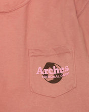 画像をギャラリービューアに読み込む, PARKS PROJECT Arches Puff Print Pocket Tee | AS001002